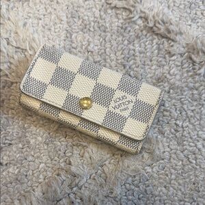 Louis Vuitton Damier Azur key Wallet - Cream and Gray